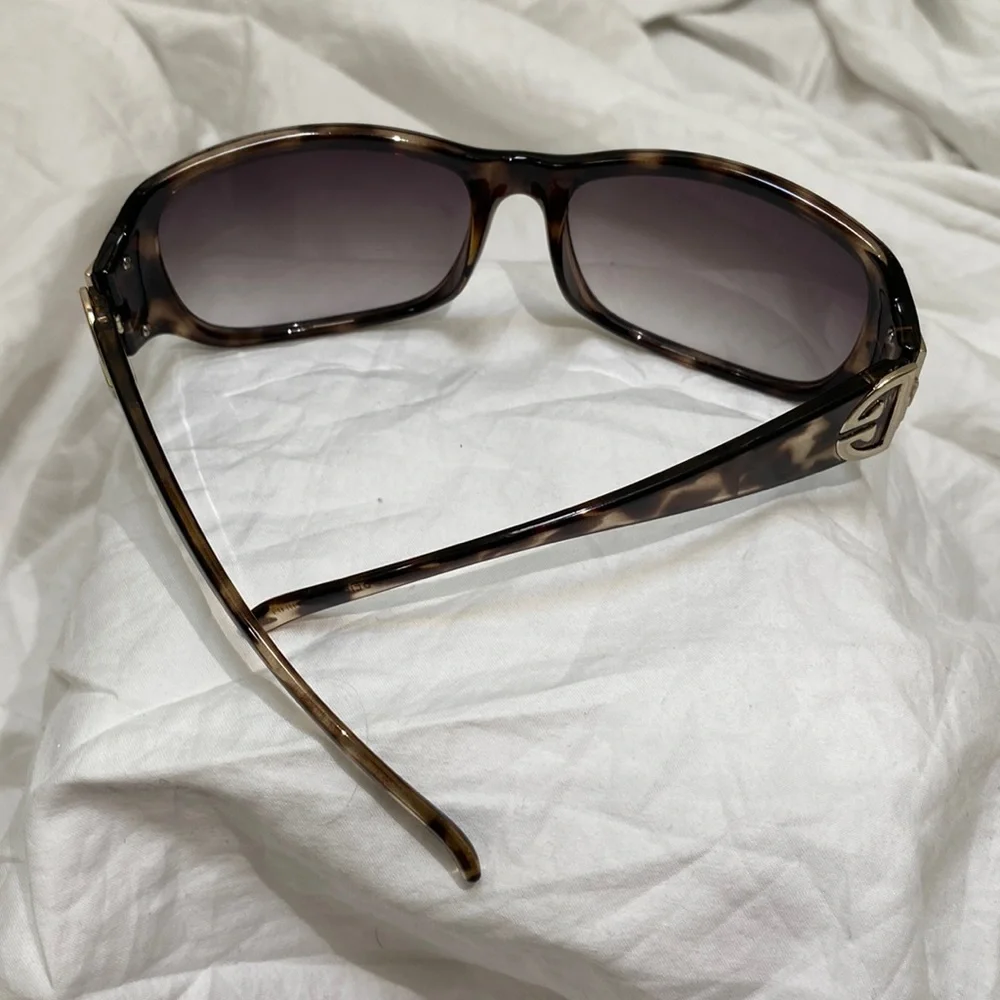 Women’s retro rectangle brown tortoiseshell fashion sunglasses. One size. - Picture 3 of 7